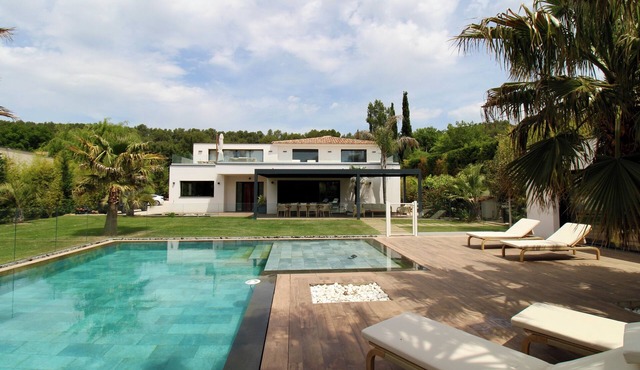 Spacious, fully air-conditioned family villa with private pool