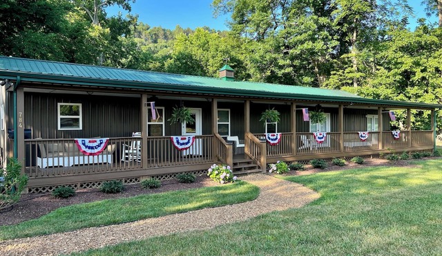 Spacious fully equipted 5-bedroom Riverfront Cabin on the Cumberland River.