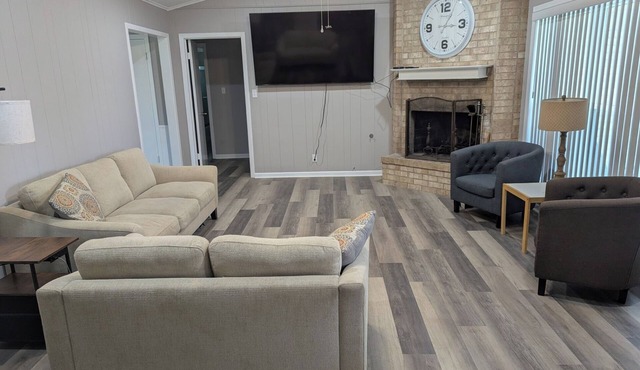 Spacious, Fully Remodeled Retreat in Family Friendly Friendswood