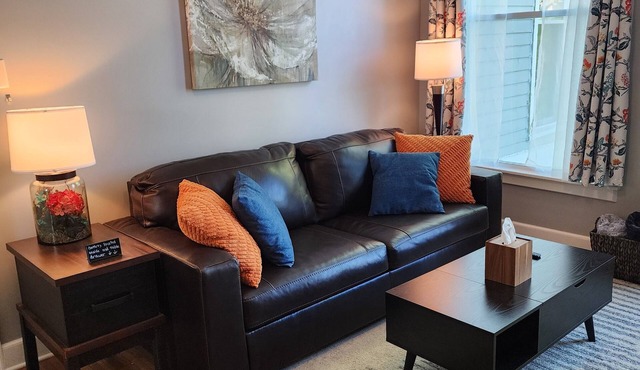 Spacious Fully Renovated Apt, near State Capitol Bldg, Downtown Topeka, I-70