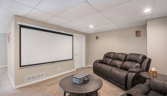 Spacious, Fun & Comfy ~ Game & Cinema Room ~ Yard!