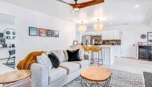 Spacious, Fun & Cozy~ Game Room ~ Mins to DT/APT!