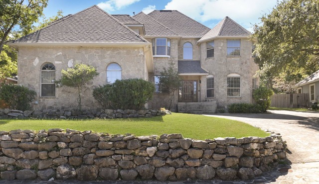 Spacious Fun-Filled Retreat 5 minutes to Six Flags!