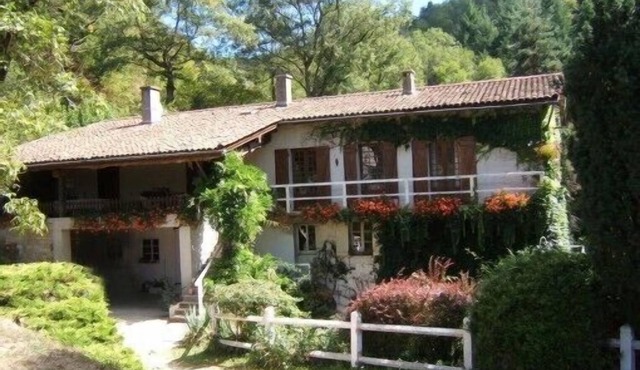 Spacious gîte near THIERS, 6 bedrooms, 14 people Self-catering cottage