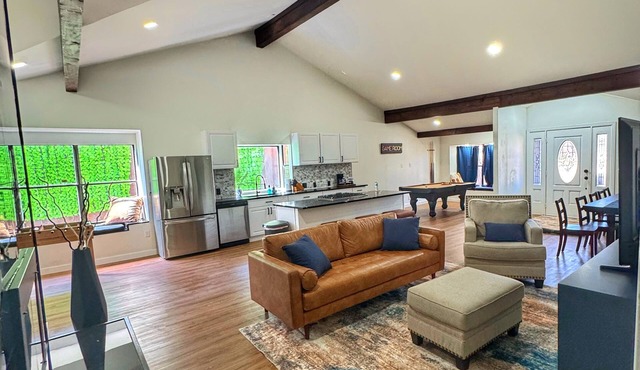 Spacious & Game room in Irving 15 min to Airport& downtown Dallas