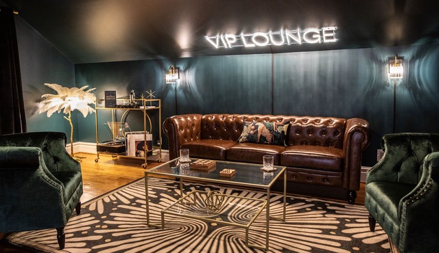 Spacious! Game room & VIP Lounge, Jungle rm, Bubble Chairs, Record Player!