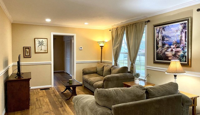 Spacious Garage Apt near downtown Carthage, walking distance to shops & eateries