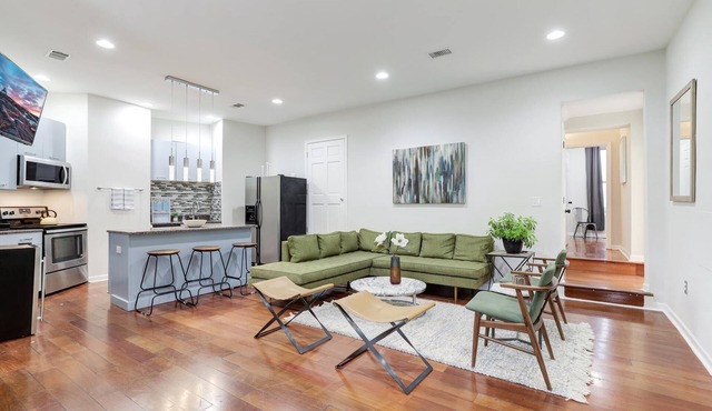 SPACIOUS GARDEN OASIS IN THE HEART OF DC! WALKABLE TO IT ALL!