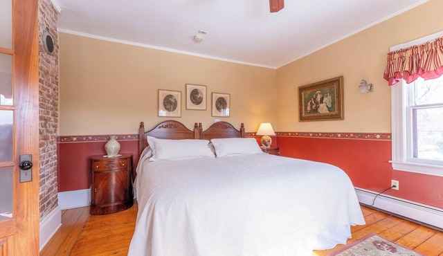 Spacious Garden-View King Suite in 150-Year-Old Manor House