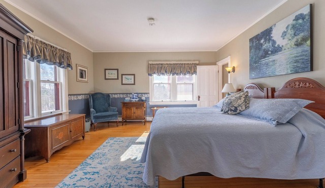Spacious Garden-View King Suite in 150-Year-Old Manor House