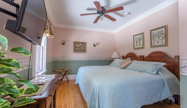 Spacious Garden-View Suite in 150-Year-Old Manor House
