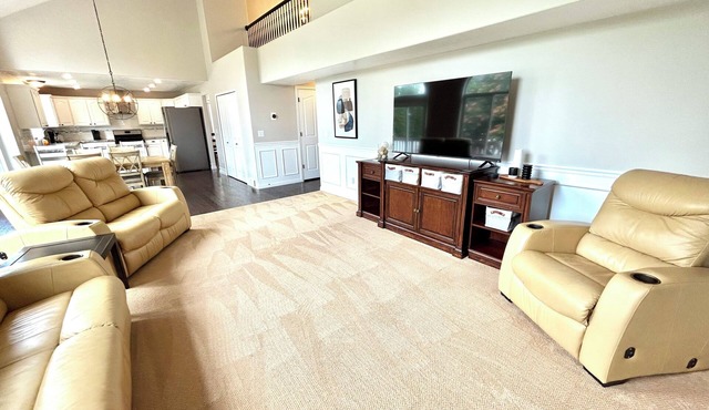 Spacious Gathering Place 2x Living Rooms & Dining Rooms + Fenced Private Yard