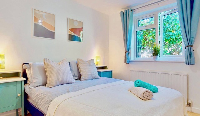 Spacious 2 Bed Ground Floor Apartment with Parking 2 Mins to Town Centre