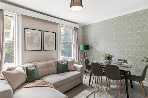 Spacious Gem Easy & Fast access to Central London