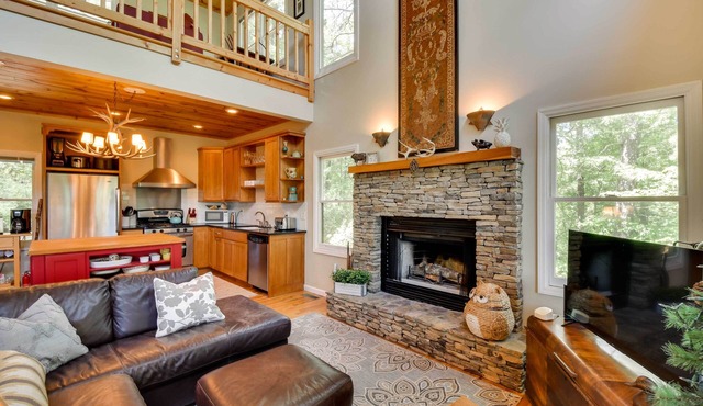 Spacious Georgia Escape w/Fireplace, Deck & Grill