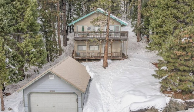 Spacious get away cabin in Mineral, minutes from Lassen south entrance