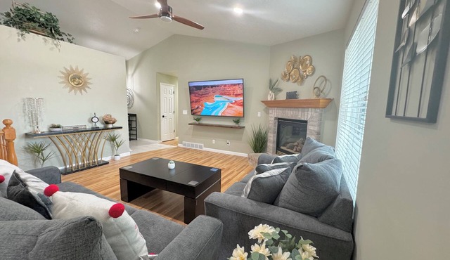 Spacious Getaway Home in The Valley - Top Unitnn