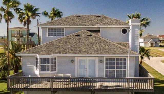 Spacious getaway, and quick walk to the beach or bay.