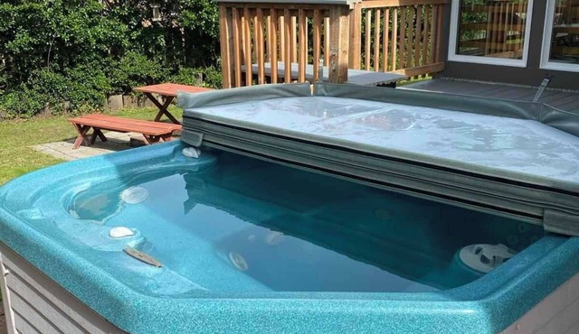 Spacious Getaway, Hot Tub, Walk to Beach Fun!