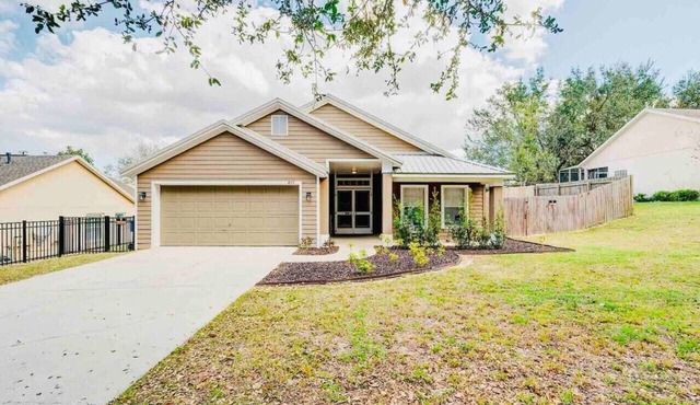 Spacious Getaway ~ Heated LED Pool & Ping Pong