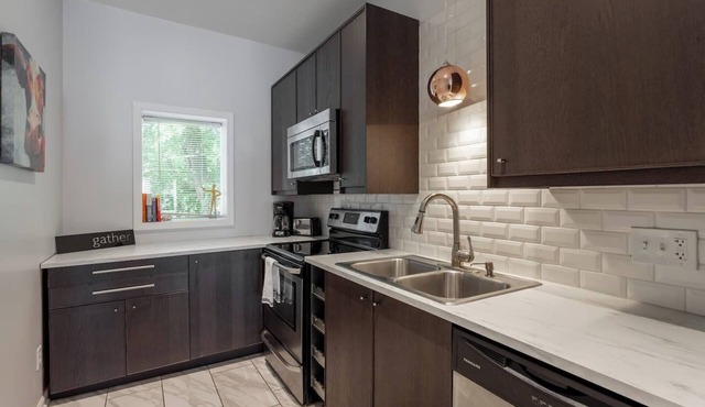 Spacious Getaway Near Food and Entertainment | 7/8