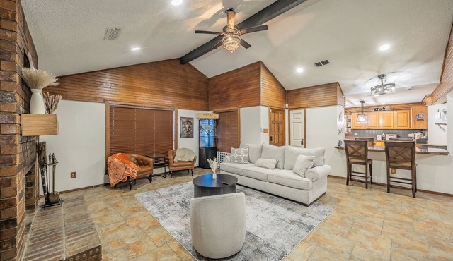 Spacious Getaway w/Private Pool-SLEEPS 15 -Pet Friendly -Close To Everything