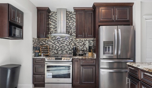 SPACIOUS Getaway [4BR QBED] Free Parking! [12mi- DC]