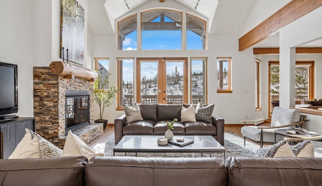 Spacious Getaway w/Mountain Views! Great Rates!