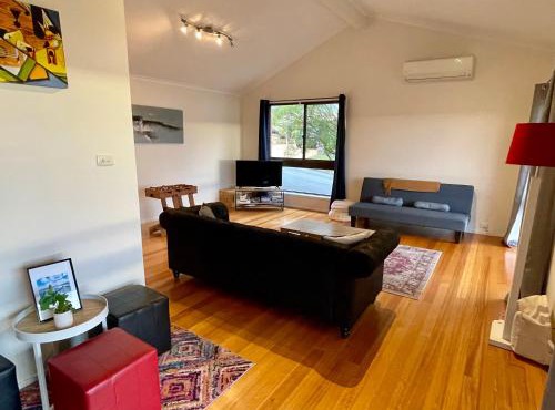 Spacious getaway with panoramic water & mountain views