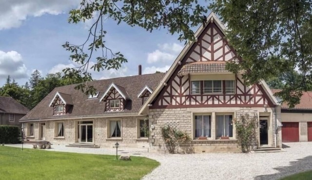 Spacious Gîte for 12 with Fireplace & Garden, Opposite Thillombois Castle