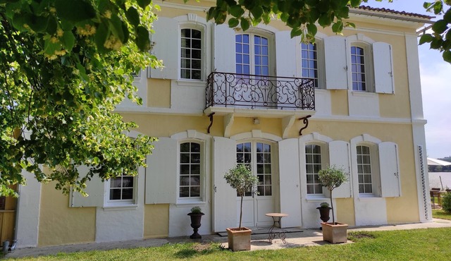 Spacious gîte for 15 people with swimming pool and garden