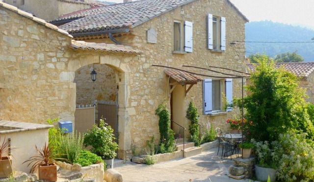 SPACIOUS GITE FOR 4 PEOPLE IN AUTHENTIC PROVENCAL FARMHOUSE