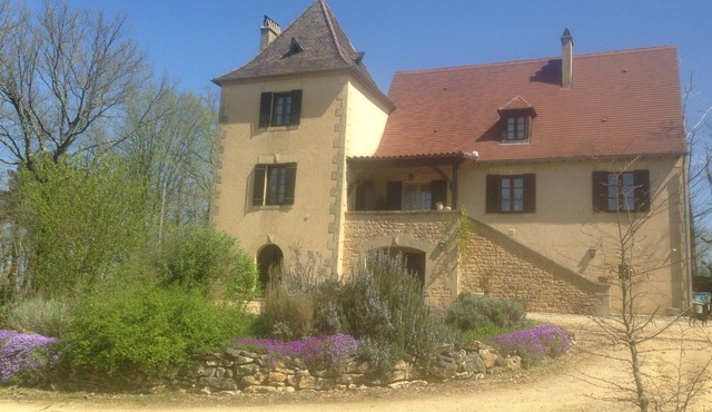 Spacious gite with heated pool in Les Eyzies, WiFi, swings, toys