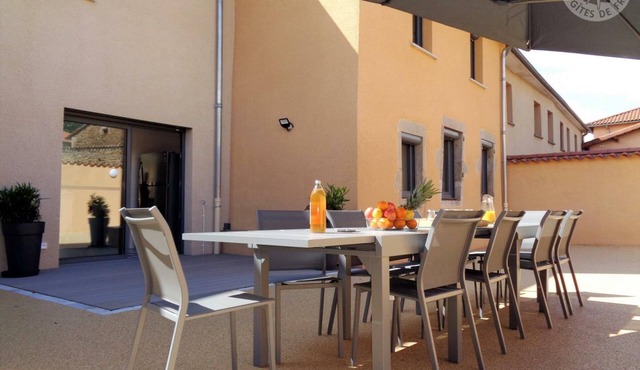 Spacious gîte with jacuzzi and garden in Montchal