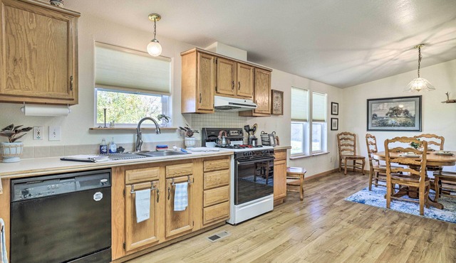 Spacious Glendo House - 1 Mi to State Park!