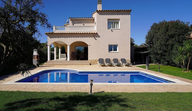 Spacious, good located villa in Sant Pere Pescador