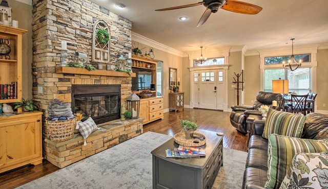 Spacious Golf Course Getaway in Hot Springs!