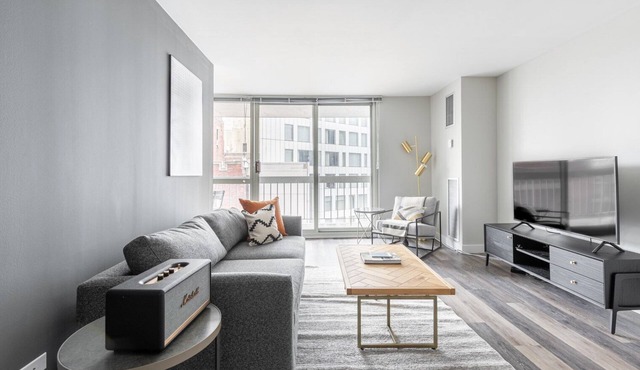 Spacious Gold Coast 1BR, w/W/D, Gym nr Magnificent Mile by Blueground