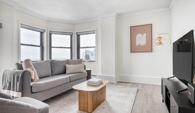 Spacious Gold Coast 2BR w/Doorman & Gym, 2 blocks to L, by Blueground