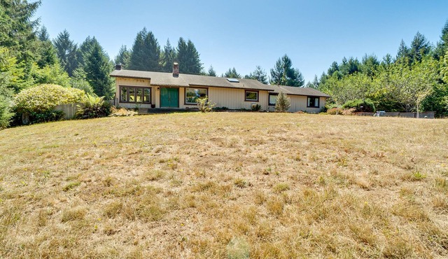 Spacious golf course home with chefs kitchen