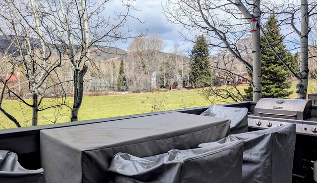 Spacious Golf Course Townhome Centrally Located Between Beaver Creek and Vail