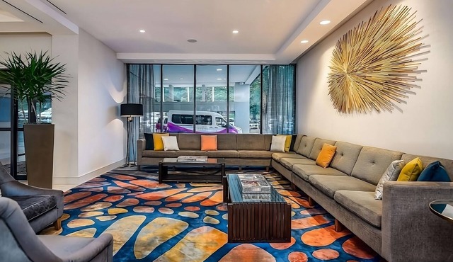 Spacious Good-Value Accommodation! Parking, Pools! Near Charlotte Nature Museum