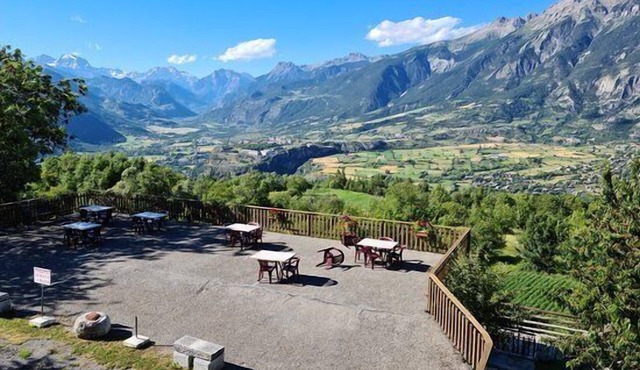 Spacious Good-Value Accommodation! Near Place du Rochasson! Pets are Allowed!