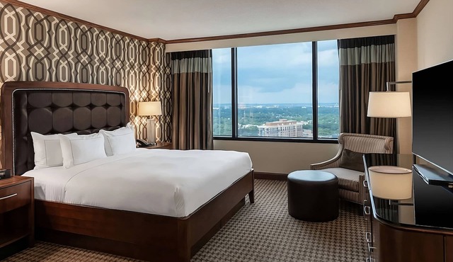 Spacious Good-Value Accommodation! 4 Convenient Units, 2 Pools, Parking Onsite!