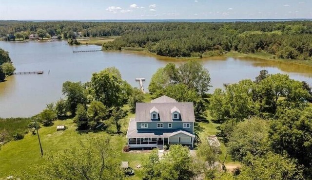 Spacious Gorgeous Waterfront Home With Sunset View