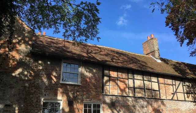 Spacious Grade 2 Listed home - central Marlborough - free parking