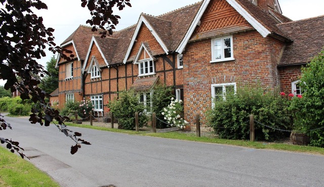 Spacious Grade 2 Listed 2 bedroom apartment in South Oxfordshire village