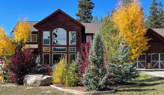 Spacious Grand Lake cabin ideal for multigenerational stays with 2 master suites