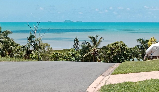 Spacious granny flat on the ground floor, close to shops, restaurants, beaches