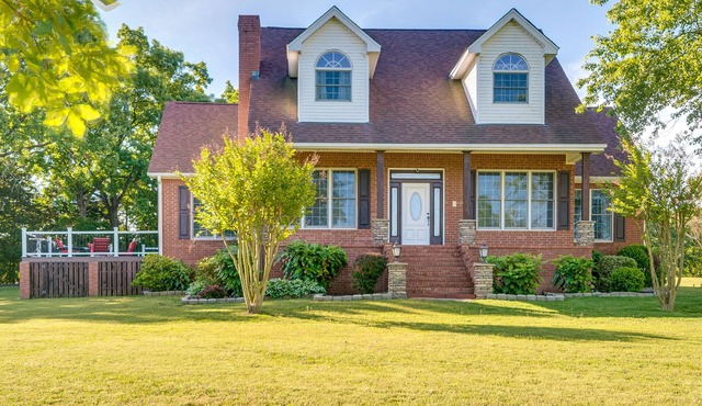 Spacious Greenbrier Vacation Rental on ~ 4 Acres!